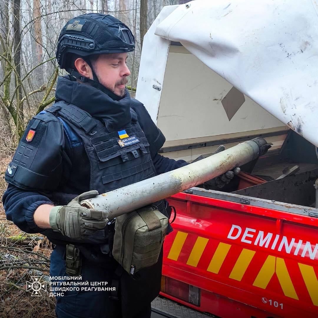 На Київщині знайшли російську некеровану авіаційну ракету. Подробиці та фото