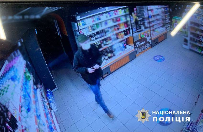 У Києві на Андріївському узвозі іноземець, погрожуючи пістолетом, пограбував магазин. Злочин зафіксувала камера