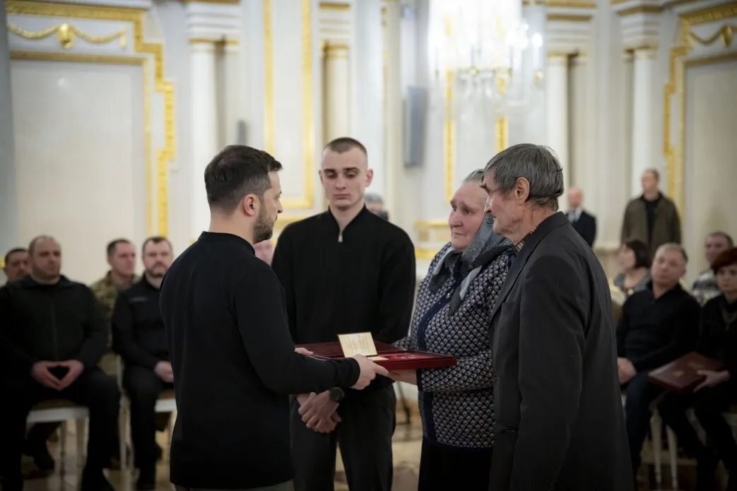 "Благодаря им это государство есть на земле": Зеленский вручил военным и родственникам погибших Звезды Героев и Кресты боевых заслуг. Фото и видео