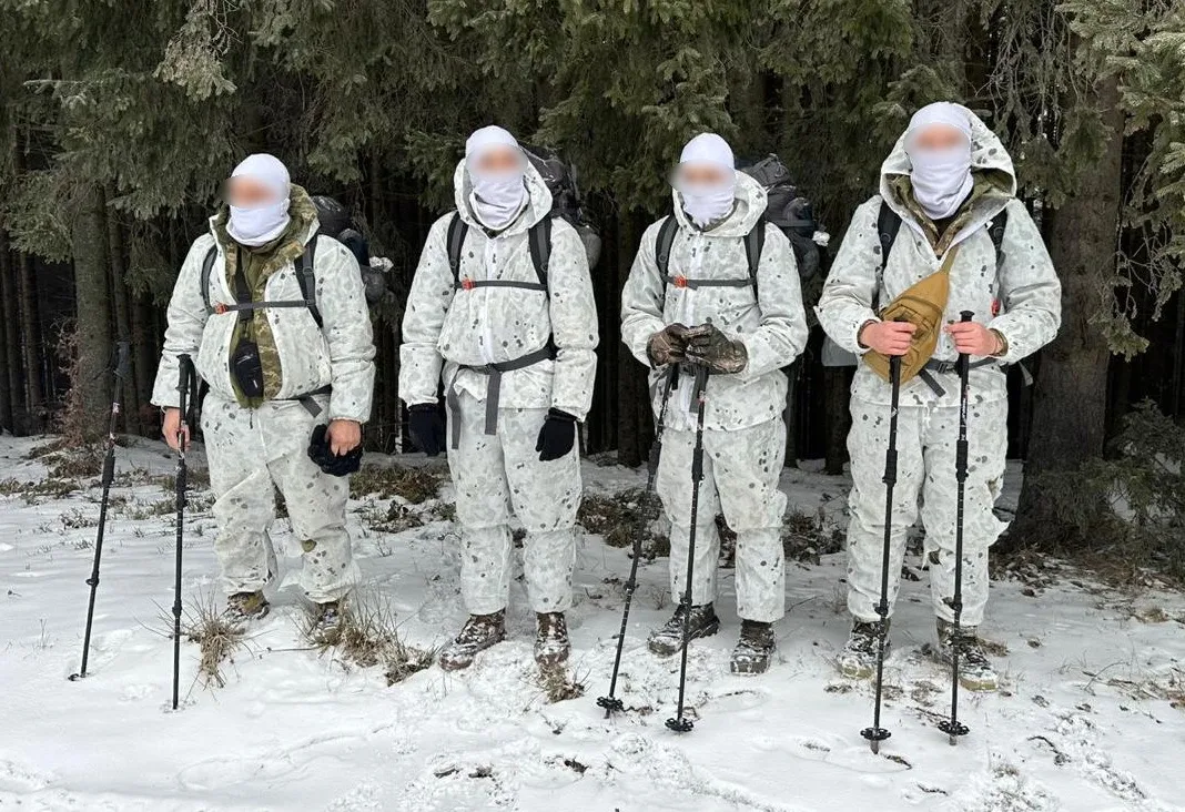 У Карпатах затримали групу чоловіків, які намагались втекти до Румунії. Фото 