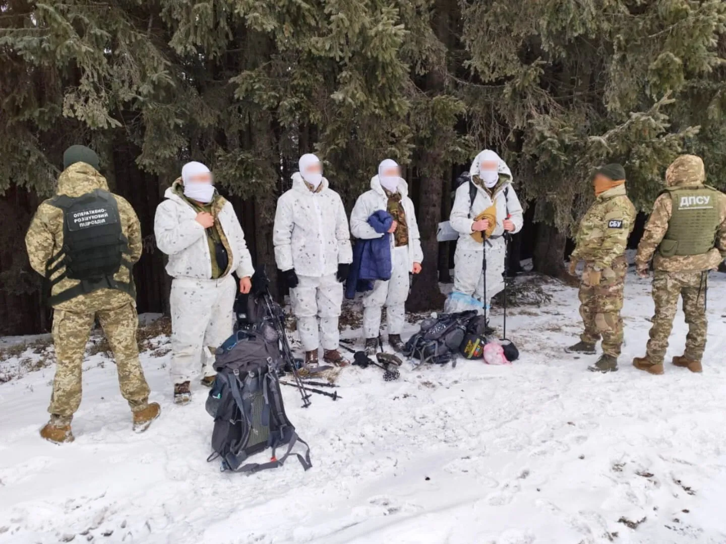 У Карпатах затримали групу чоловіків, які намагались втекти до Румунії. Фото 