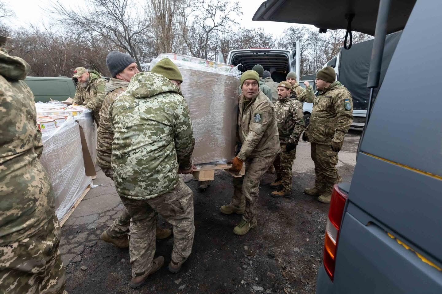 Поки критикани від влади святкують, ми робимо їхню роботу: Порошенко з фронту нагадав, чого не вистачає у війську