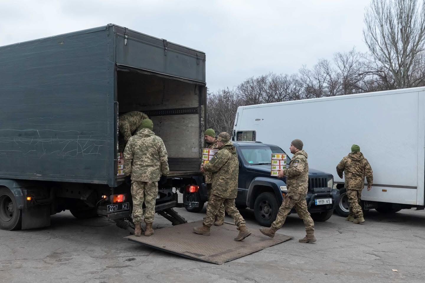 Поки критикани від влади святкують, ми робимо їхню роботу: Порошенко з фронту нагадав, чого не вистачає у війську