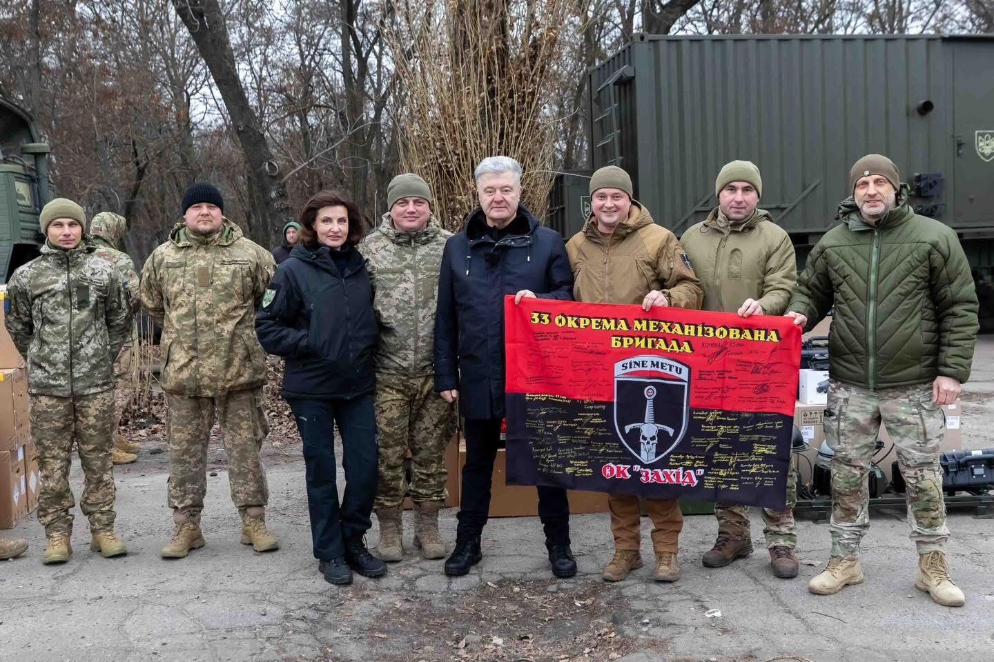 Поки критикани від влади святкують, ми робимо їхню роботу: Порошенко з фронту нагадав, чого не вистачає у війську