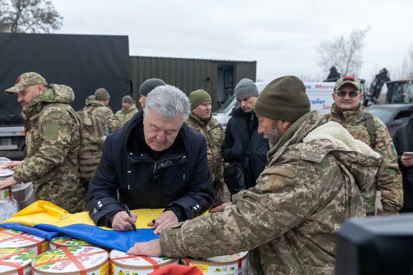 Поки критикани від влади святкують, ми робимо їхню роботу: Порошенко з фронту нагадав, чого не вистачає у війську