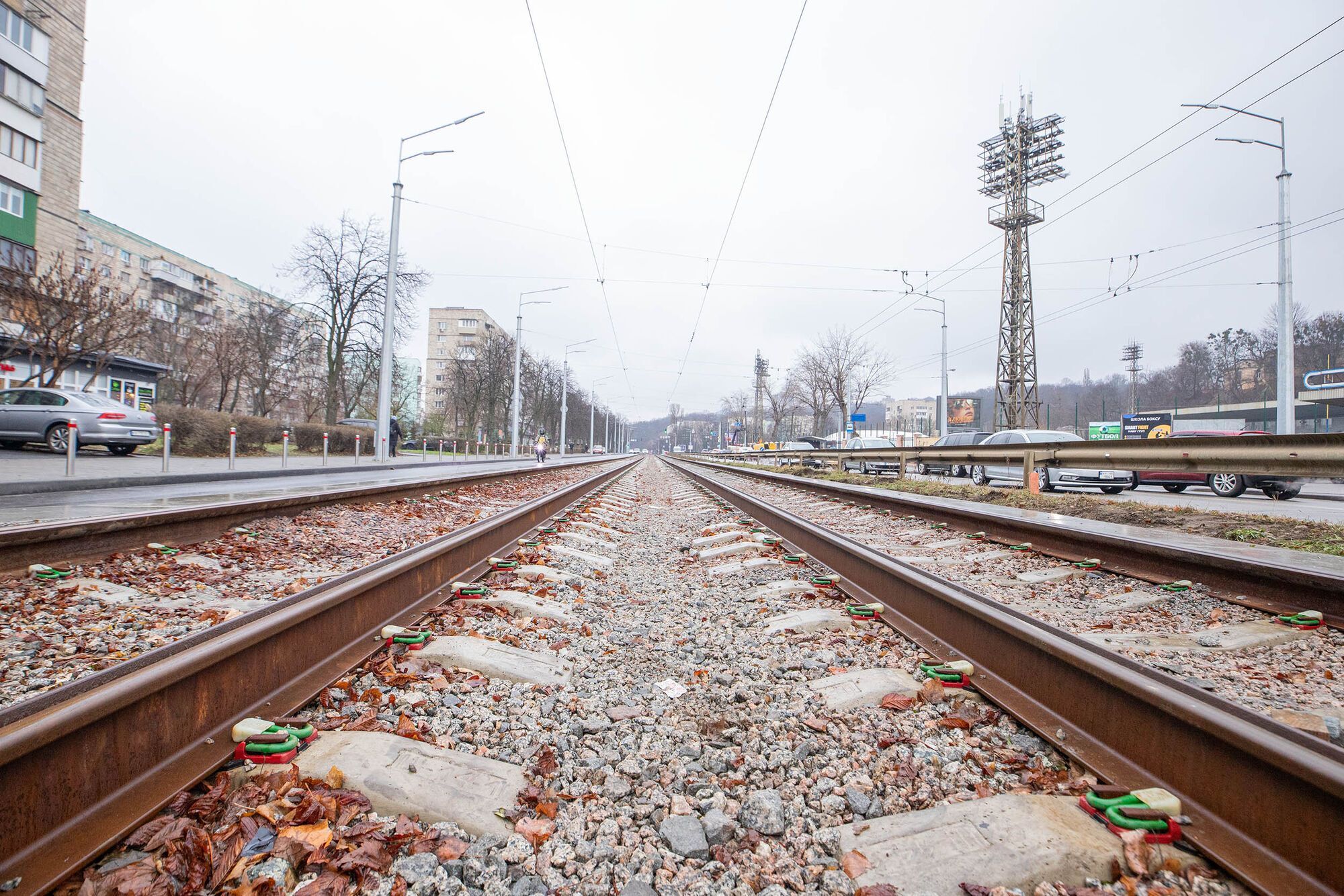 Нова колія та норми безбарʼєрності: у Києві після ремонту відновили рух трамваїв з Подолу на Куренівку. Фото