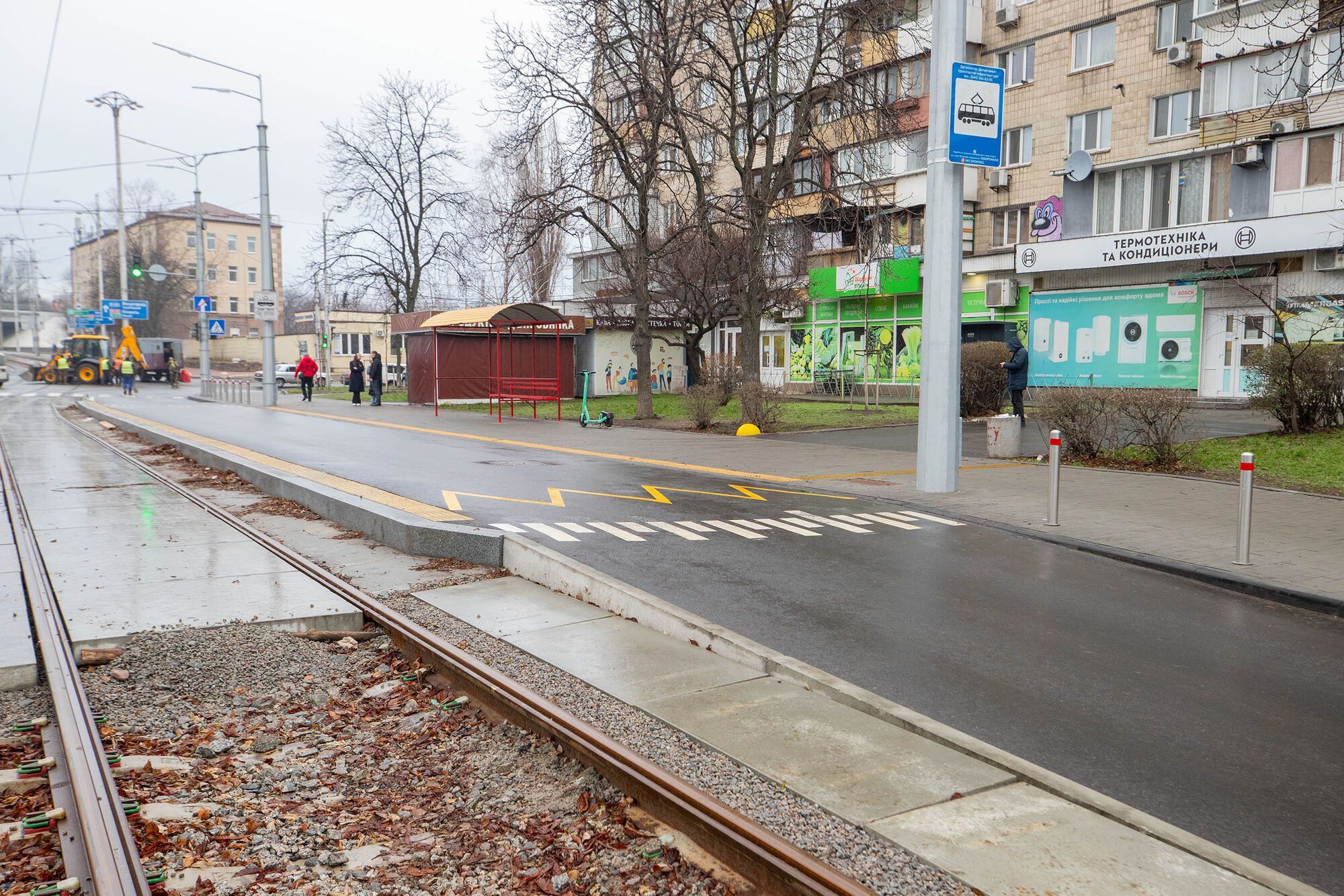 Нова колія та норми безбарʼєрності: у Києві після ремонту відновили рух трамваїв з Подолу на Куренівку. Фото