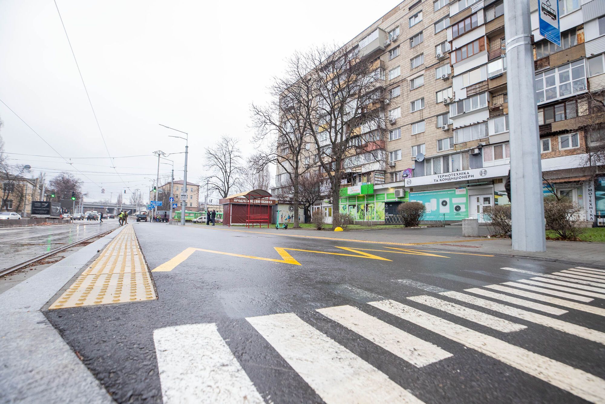 Нова колія та норми безбарʼєрності: у Києві після ремонту відновили рух трамваїв з Подолу на Куренівку. Фото