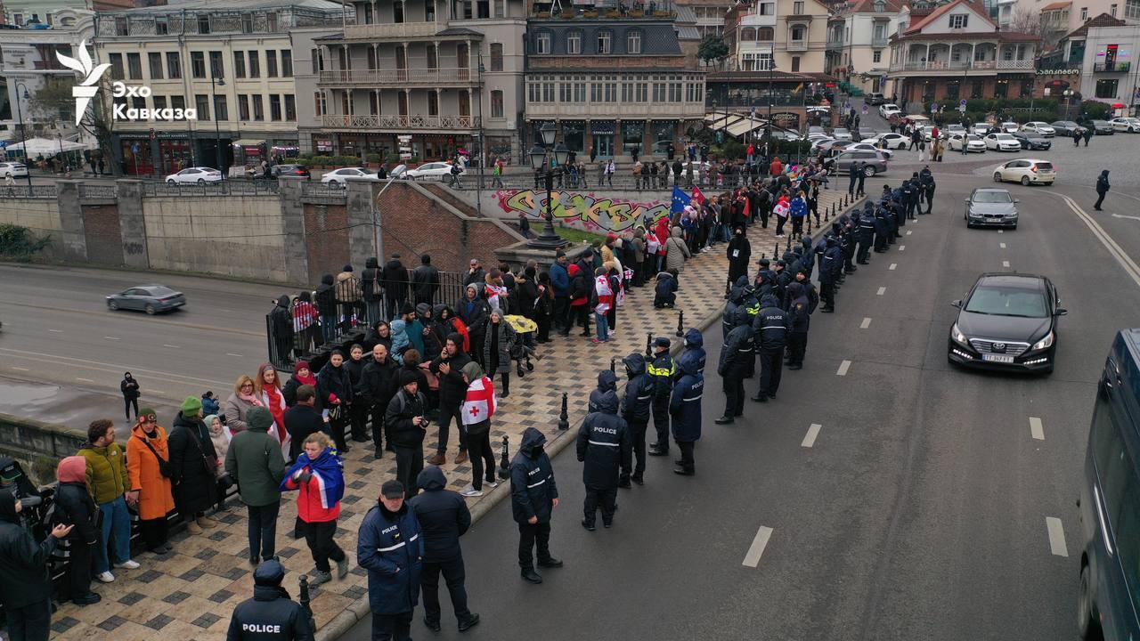 В Грузии люди вышли на масштабную антиправительственную акцию "Цепь единства". Фото и видео