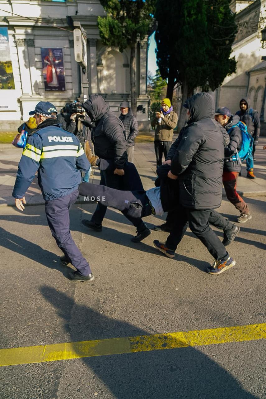 В Грузии полиция жестоко задержала противников инаугурации Кавелашвили. Видео