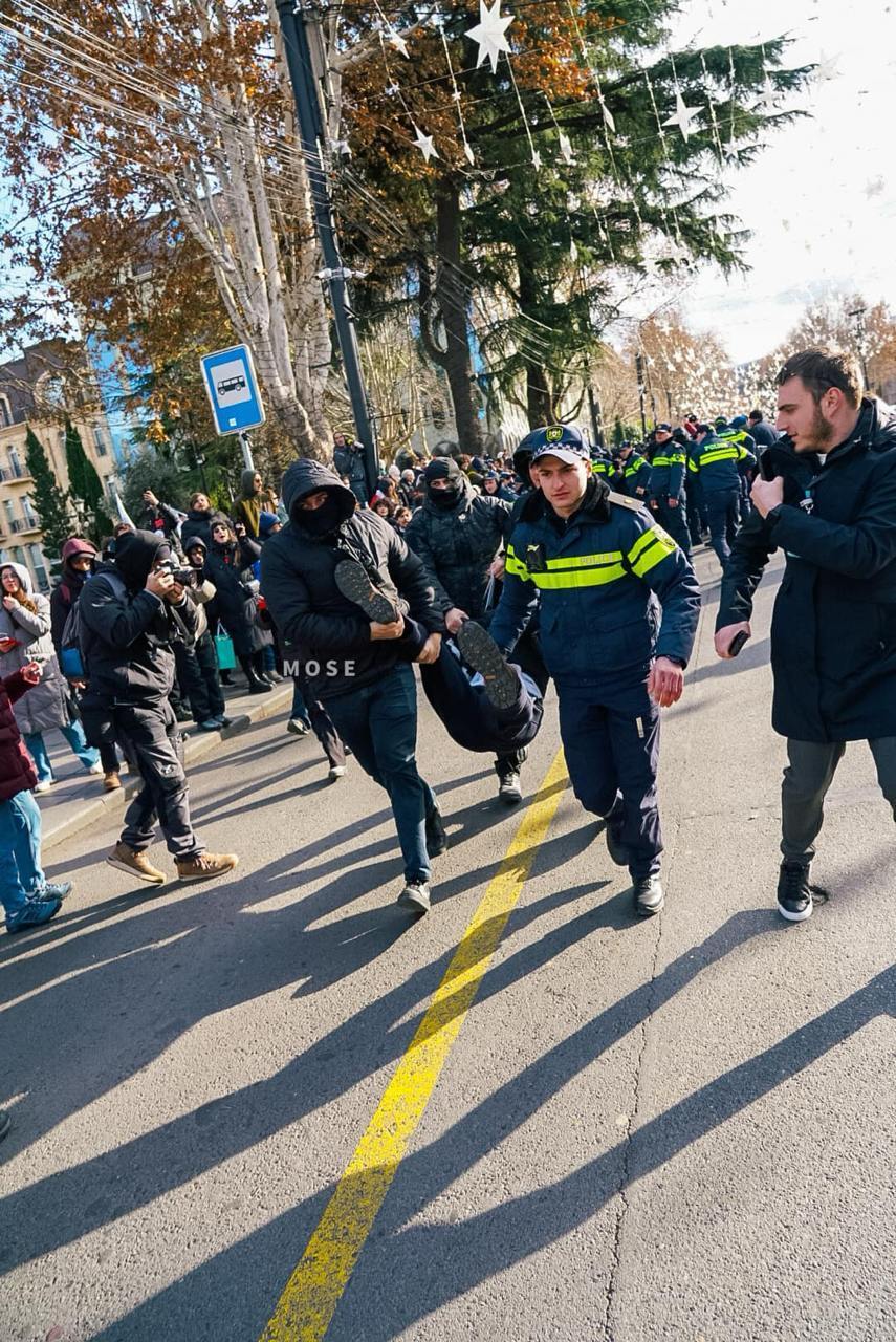 В Грузии полиция жестоко задержала противников инаугурации Кавелашвили. Видео