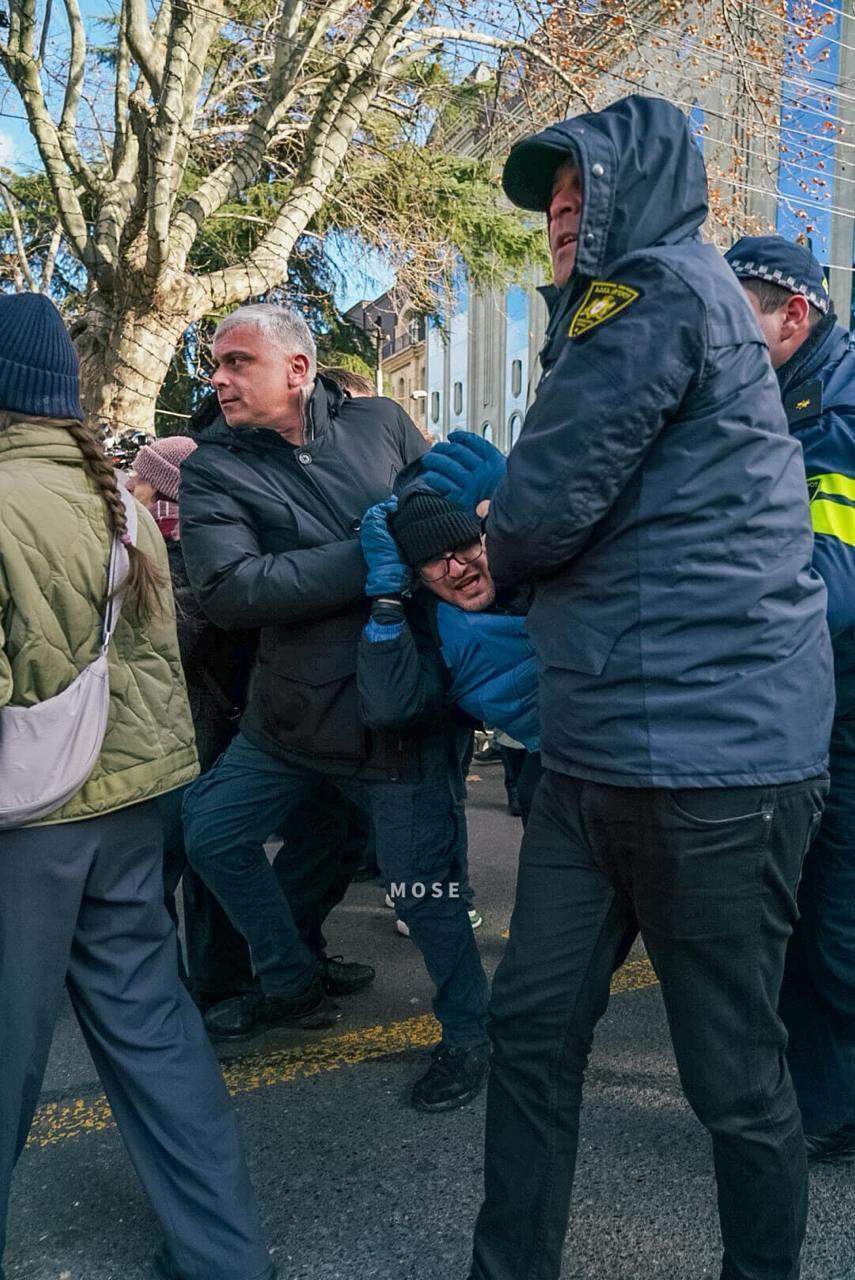 В Грузии полиция жестоко задержала противников инаугурации Кавелашвили. Видео