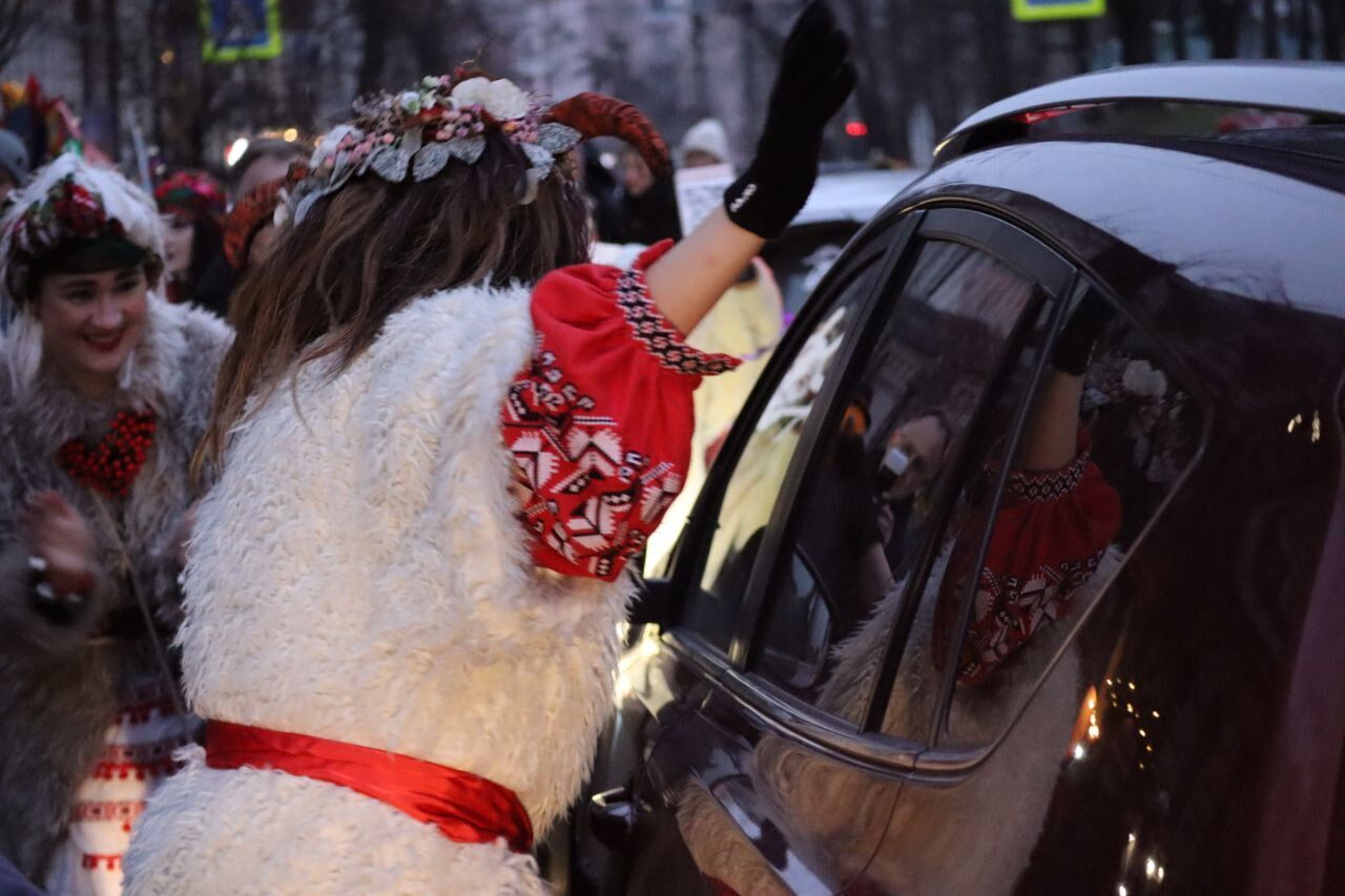 Центром Києва водили Маланку і збирали гроші на дрони для ГУР. Фото і відео