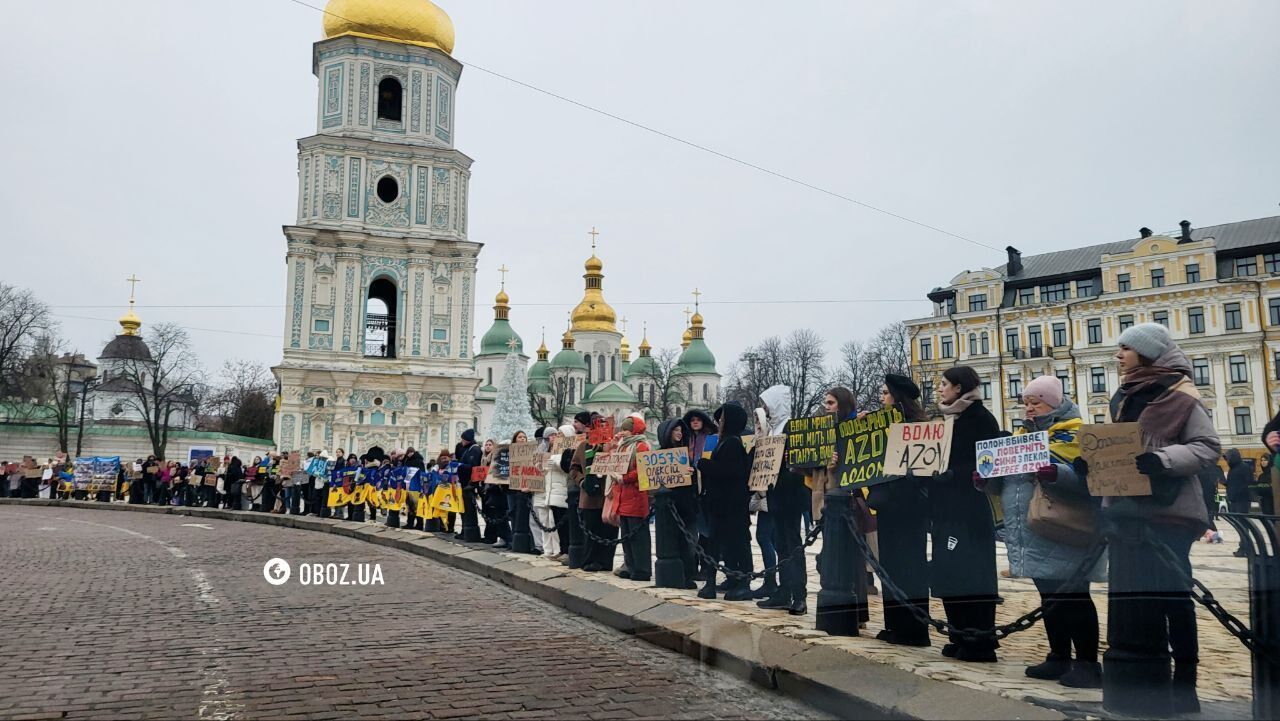 "Ти вільний, а вони – ні": українці вийшли в Києві на акцію за звільнення захисників "Азовсталі". Фото та відео