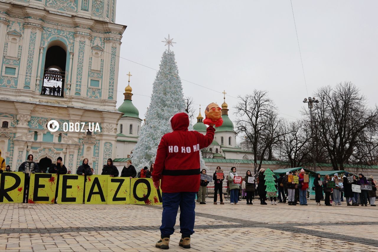 "Ти вільний, а вони – ні": українці вийшли в Києві на акцію за звільнення захисників "Азовсталі". Фото та відео