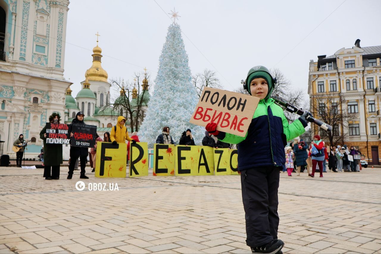 "Ти вільний, а вони – ні": українці вийшли в Києві на акцію за звільнення захисників "Азовсталі". Фото та відео