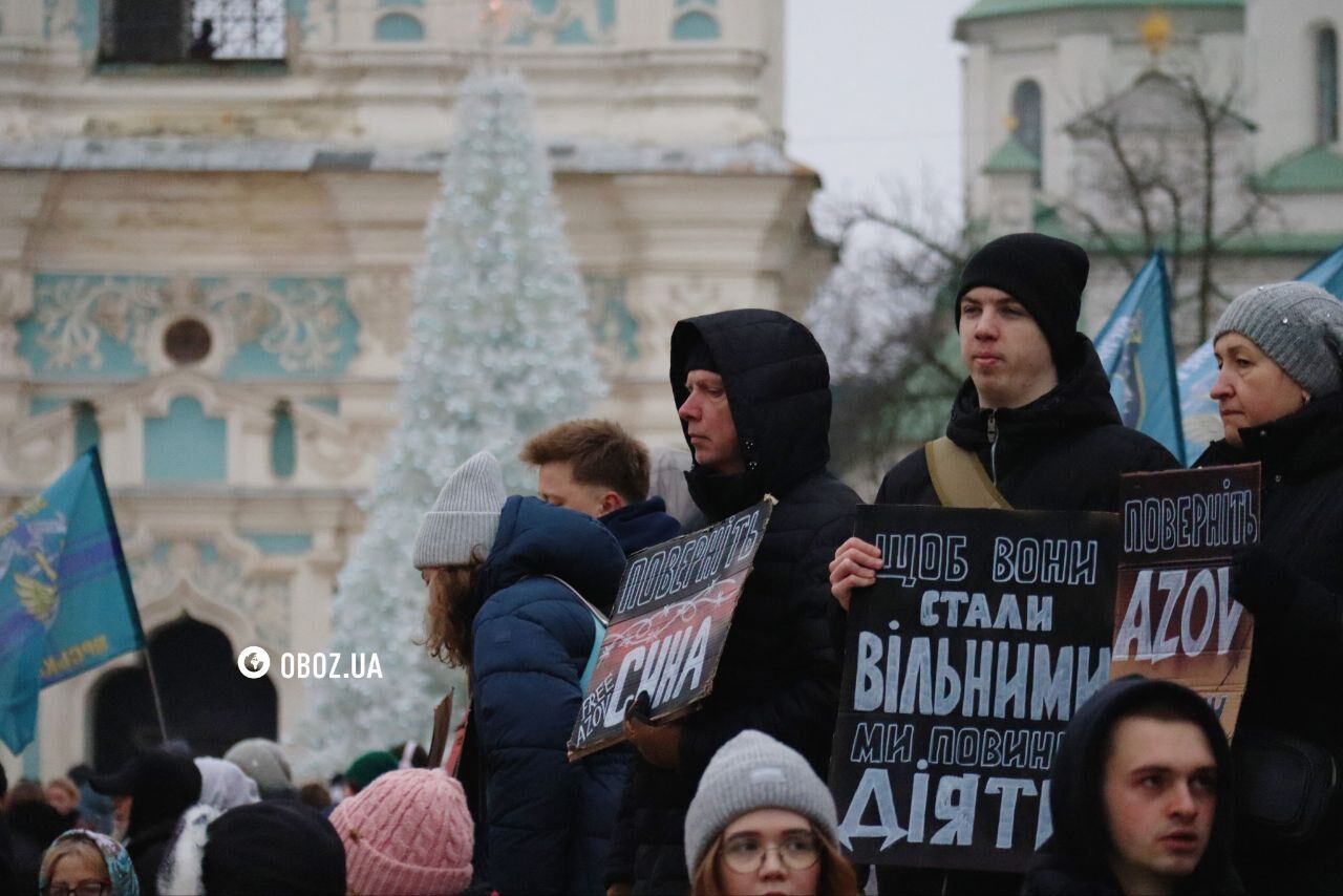 "Ти вільний, а вони – ні": українці вийшли в Києві на акцію за звільнення захисників "Азовсталі". Фото та відео