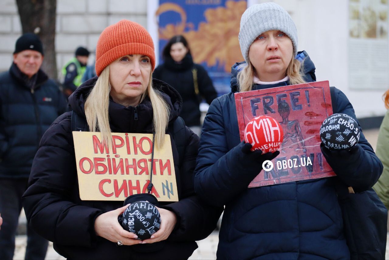 "Ти вільний, а вони – ні": українці вийшли в Києві на акцію за звільнення захисників "Азовсталі". Фото та відео