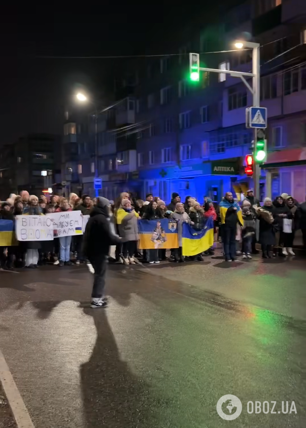 Із піснями, квітами й обіймами: на Рівненщині зворушливо зустріли захисника "Азовсталі", який повернувся з ворожого полону. Відео