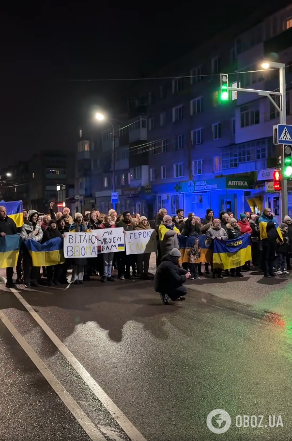 Із піснями, квітами й обіймами: на Рівненщині зворушливо зустріли захисника "Азовсталі", який повернувся з ворожого полону. Відео