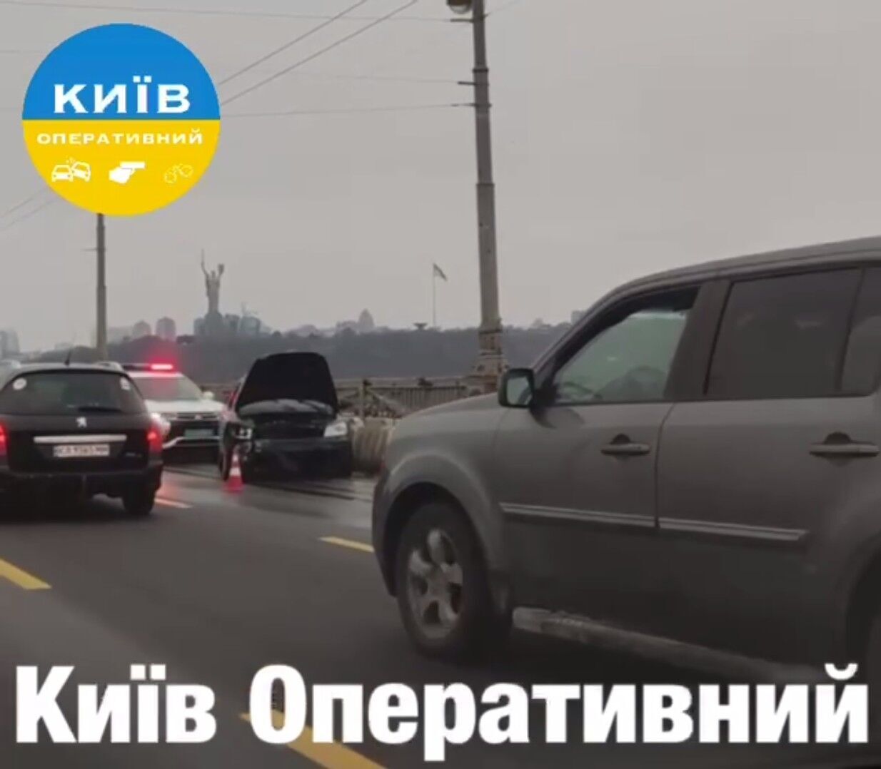 В Киеве на мосту Патона в результате ДТП легковушка перевернулась на крышу, образовалась пробка. Фото и видео