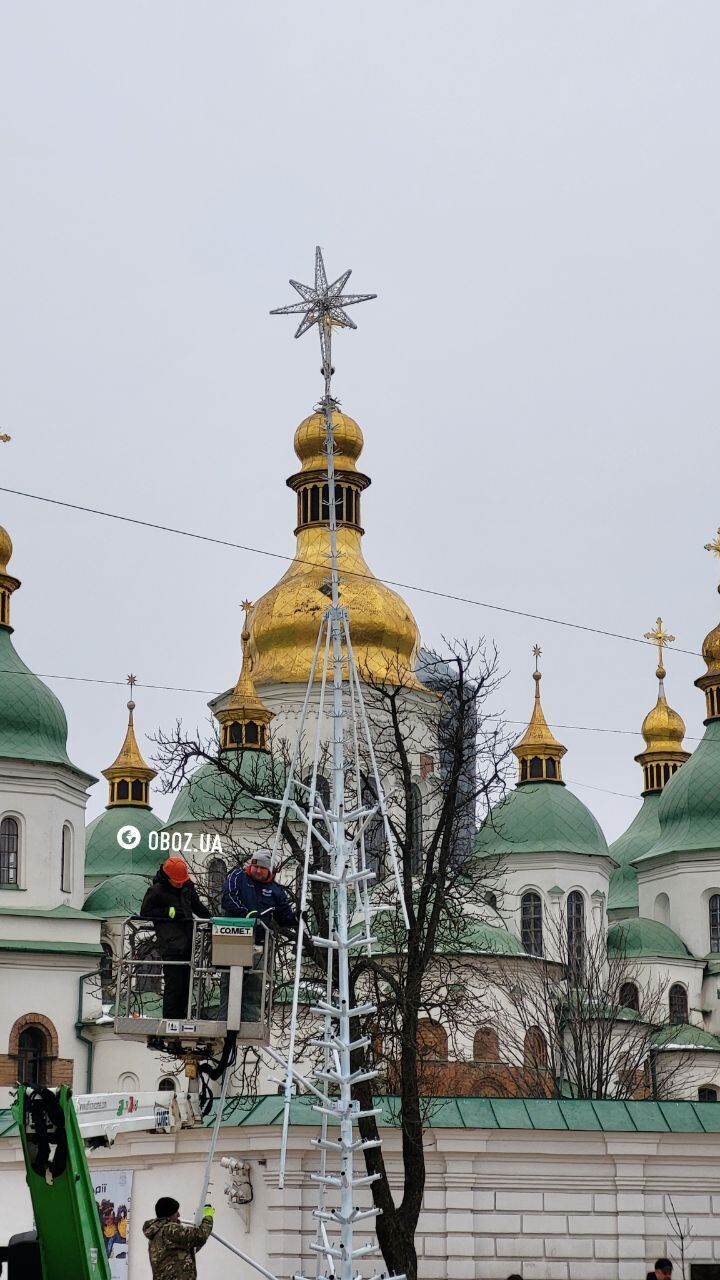 У Києві почали встановлювати головну ялинку України. Подробиці, фото та відео