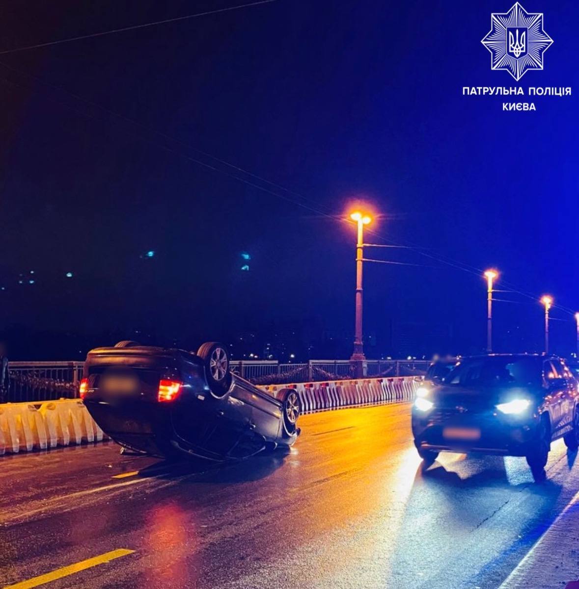 В Киеве на мосту Патона в результате ДТП легковушка перевернулась на крышу, образовалась пробка. Фото и видео