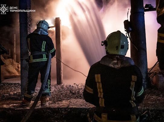 У Тернополі ворожий БПЛА влучив у обʼєкт енергетичної інфраструктури: частина міста без світла, сталася пожежа. Фото