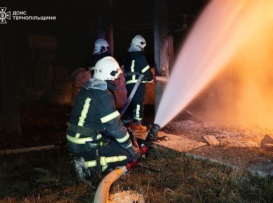 У Тернополі ворожий БПЛА влучив у обʼєкт енергетичної інфраструктури: частина міста без світла, сталася пожежа. Фото