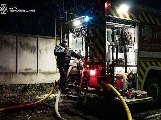 У Тернополі ворожий БПЛА влучив у обʼєкт енергетичної інфраструктури: частина міста без світла, сталася пожежа. Фото