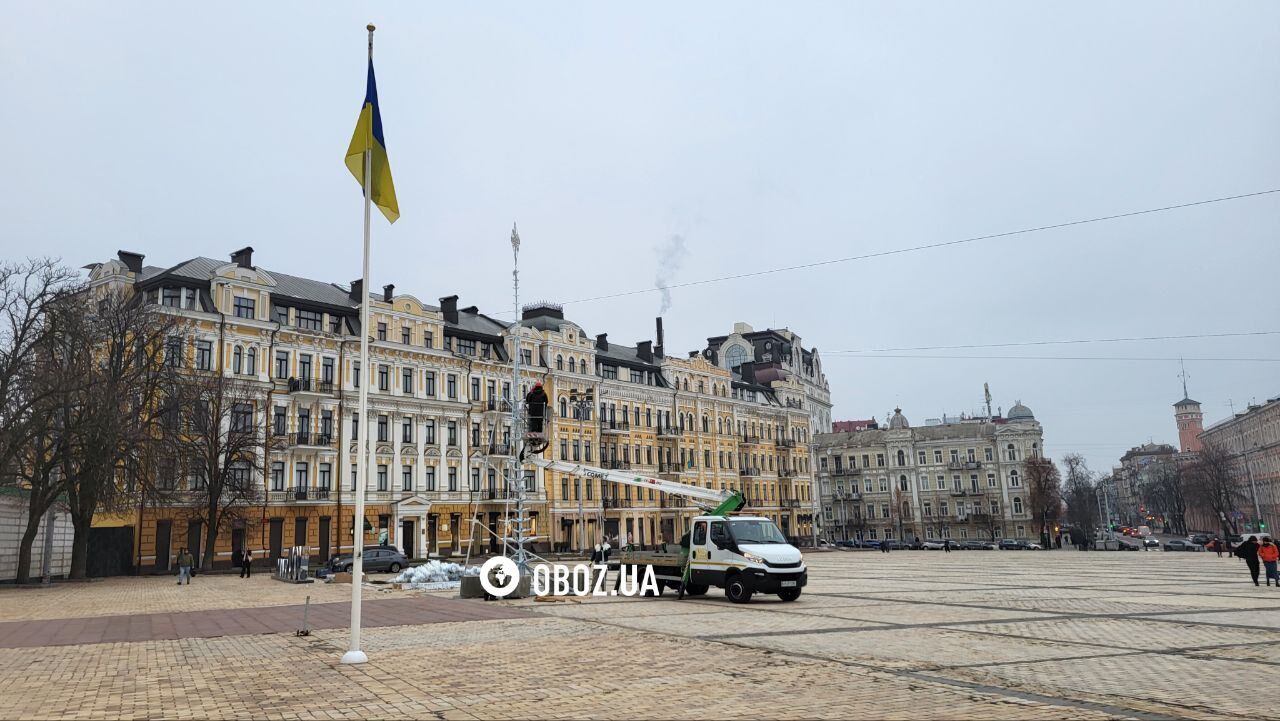 У Києві почали встановлювати головну ялинку України. Подробиці, фото та відео