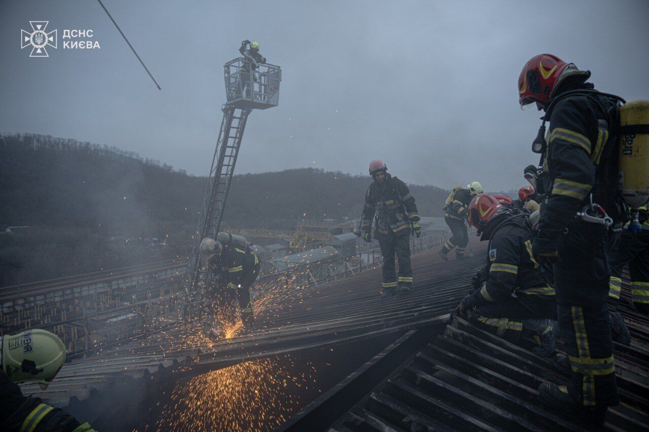 У Києві бійці ДСНС врятували жінку, яка під час масштабної пожежі була заблокована у приміщенні. Фото та відео