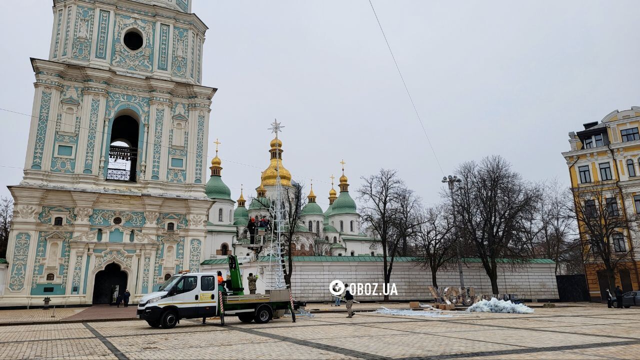 У Києві почали встановлювати головну ялинку України. Подробиці, фото та відео