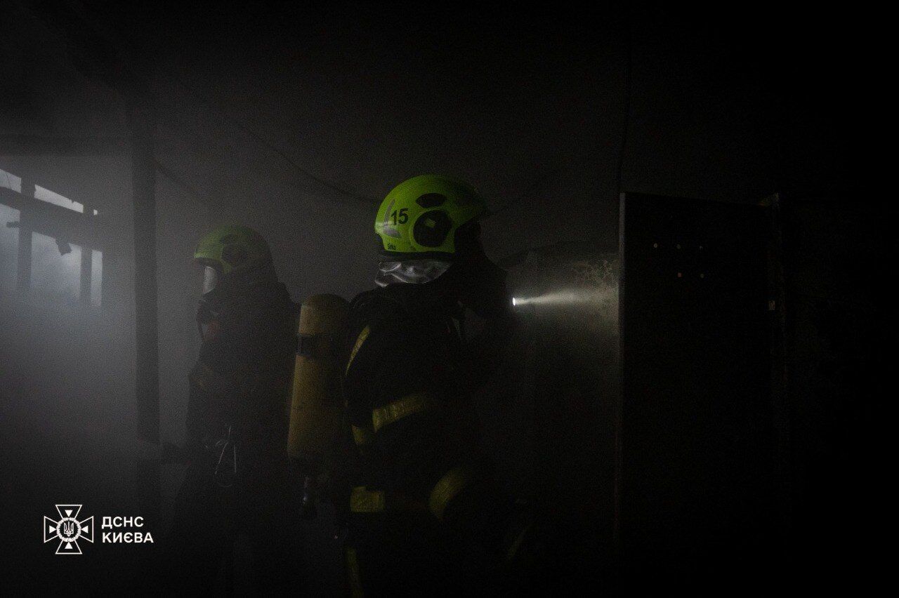 У Києві бійці ДСНС врятували жінку, яка під час масштабної пожежі була заблокована у приміщенні. Фото та відео