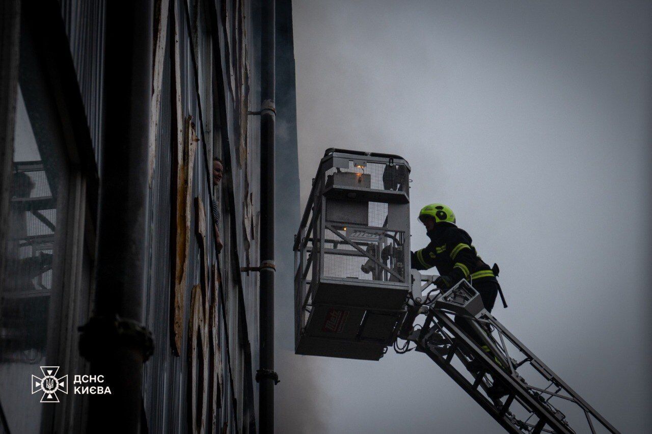 У Києві бійці ДСНС врятували жінку, яка під час масштабної пожежі була заблокована у приміщенні. Фото та відео