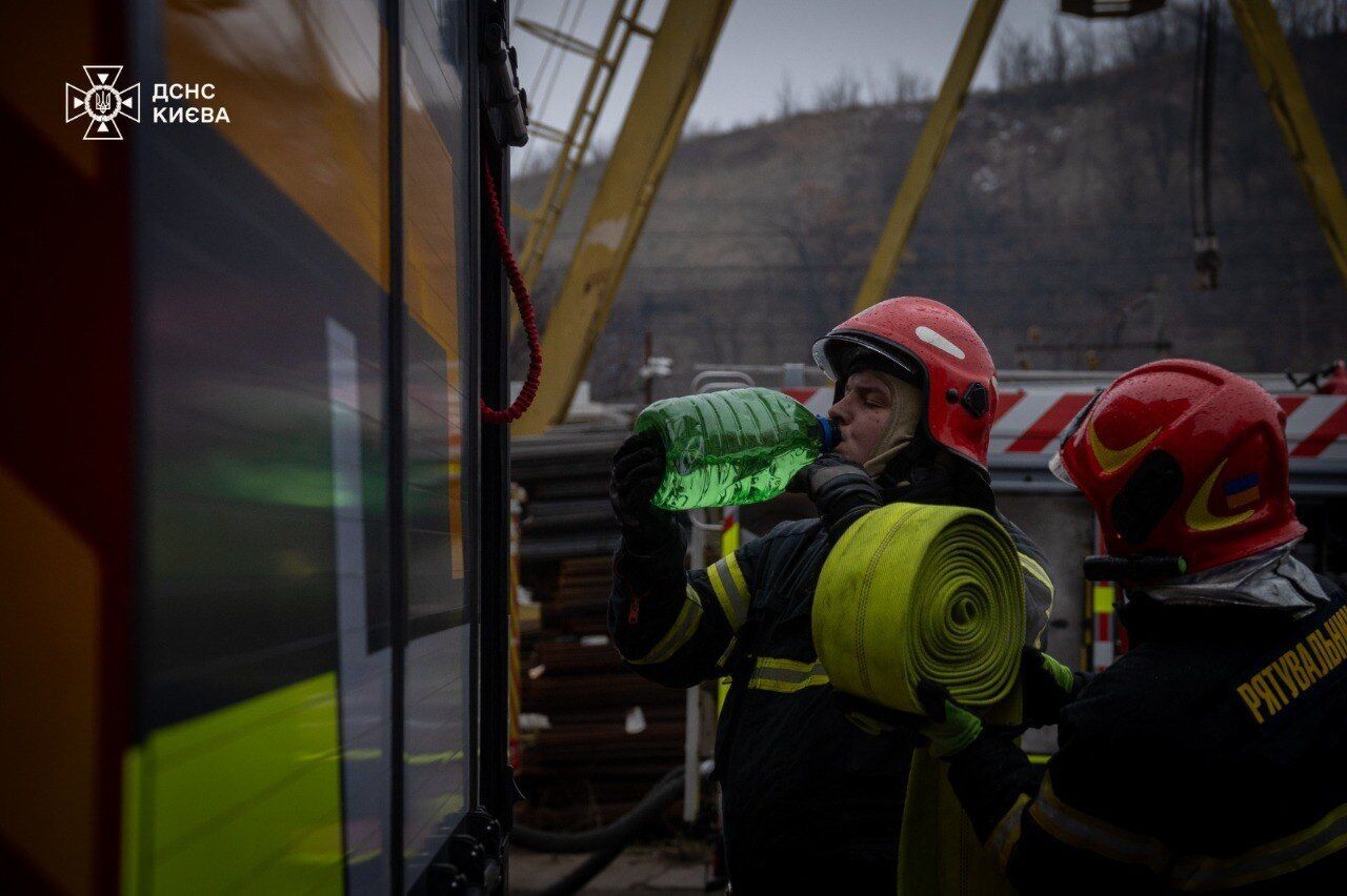 У Києві бійці ДСНС врятували жінку, яка під час масштабної пожежі була заблокована у приміщенні. Фото та відео