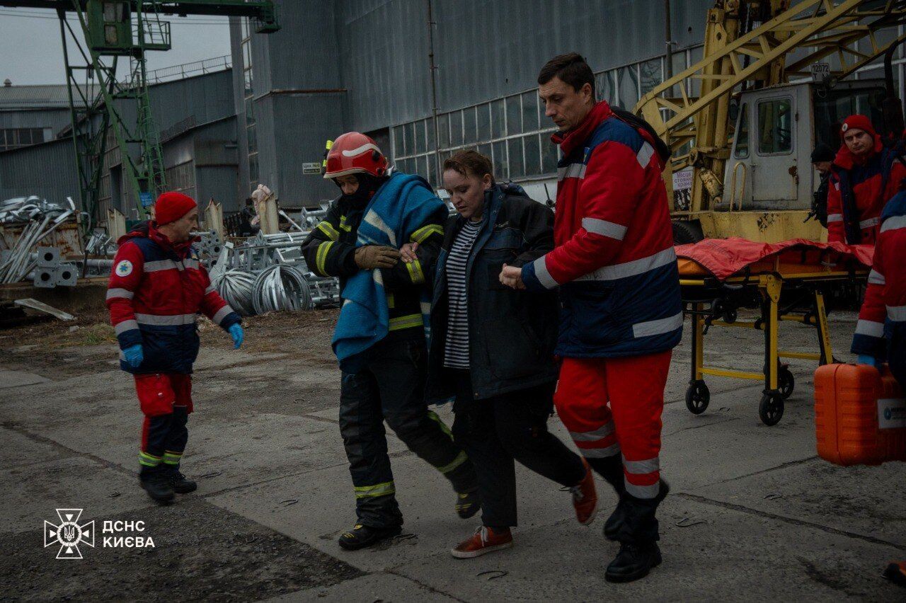 У Києві бійці ДСНС врятували жінку, яка під час масштабної пожежі була заблокована у приміщенні. Фото та відео