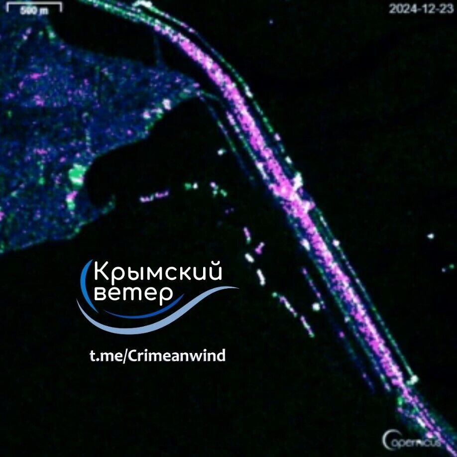 Біля Керченського мосту з'явилися нові баржі: у мережі розкрили задум окупантів