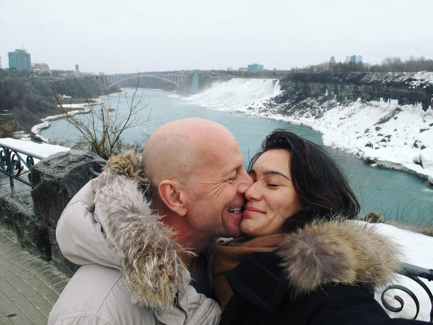 Жена неизлечимо больного Брюса Уиллиса сделала заявление в годовщину отношений: чувствую злость и горе