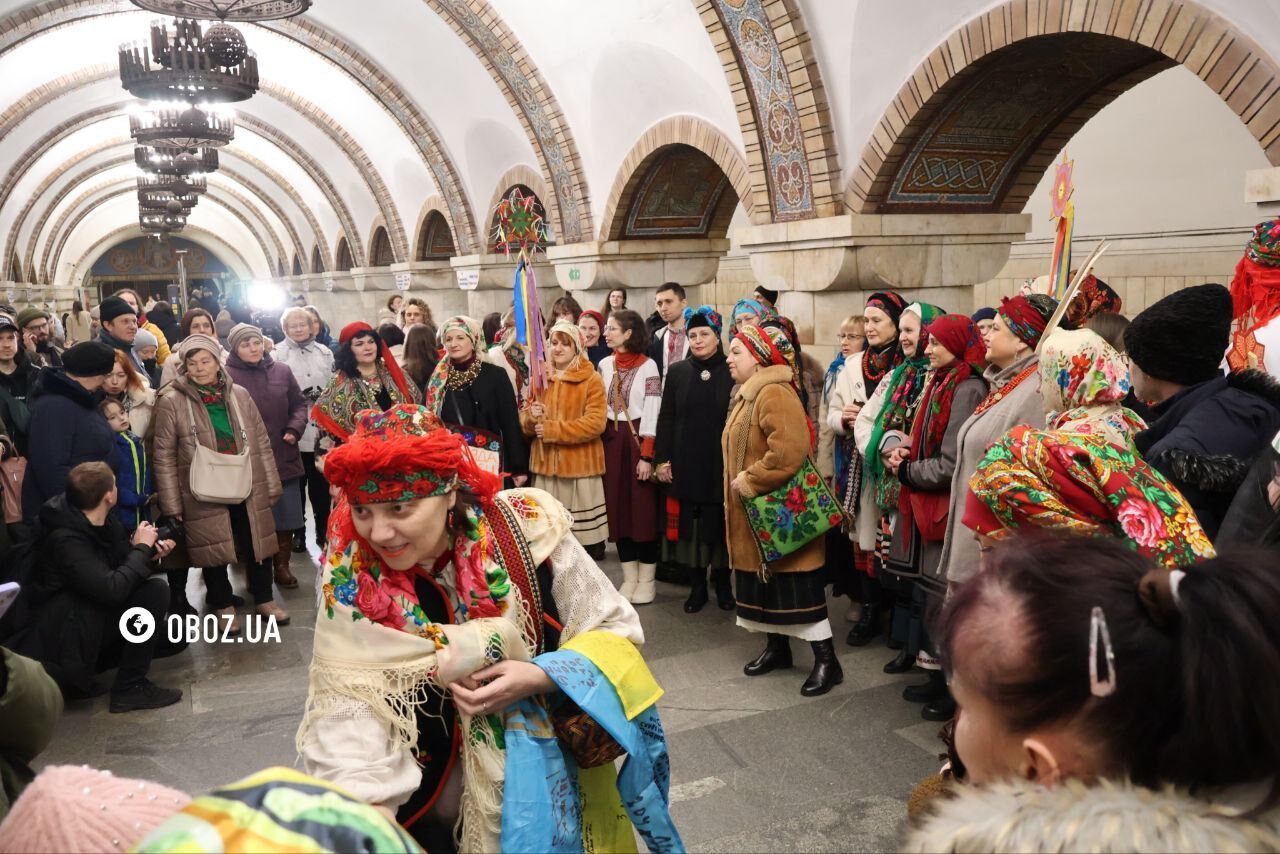 В Киеве на "Золотых воротах" выступал вертеп и собирал деньги на ВСУ. Фото и видео