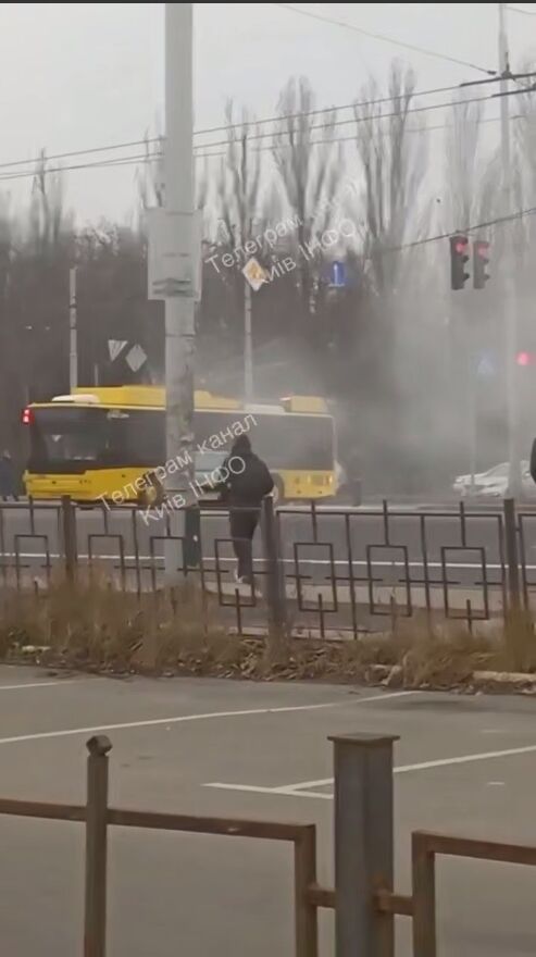 У Києві під час руху загорівся тролейбус. Подробиці, фото та відео