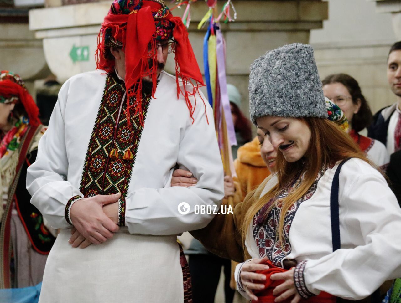 В Киеве на "Золотых воротах" выступал вертеп и собирал деньги на ВСУ. Фото и видео