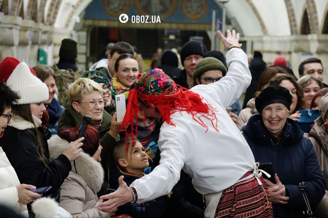 В Киеве на "Золотых воротах" выступал вертеп и собирал деньги на ВСУ. Фото и видео