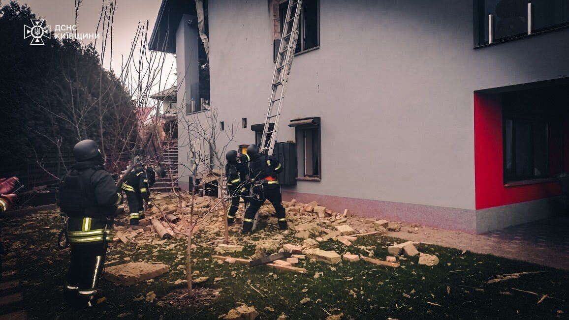 Окупанти атакували Київщину, зафіксовано падіння уламків: з'явилися подробиці. Фото й відео