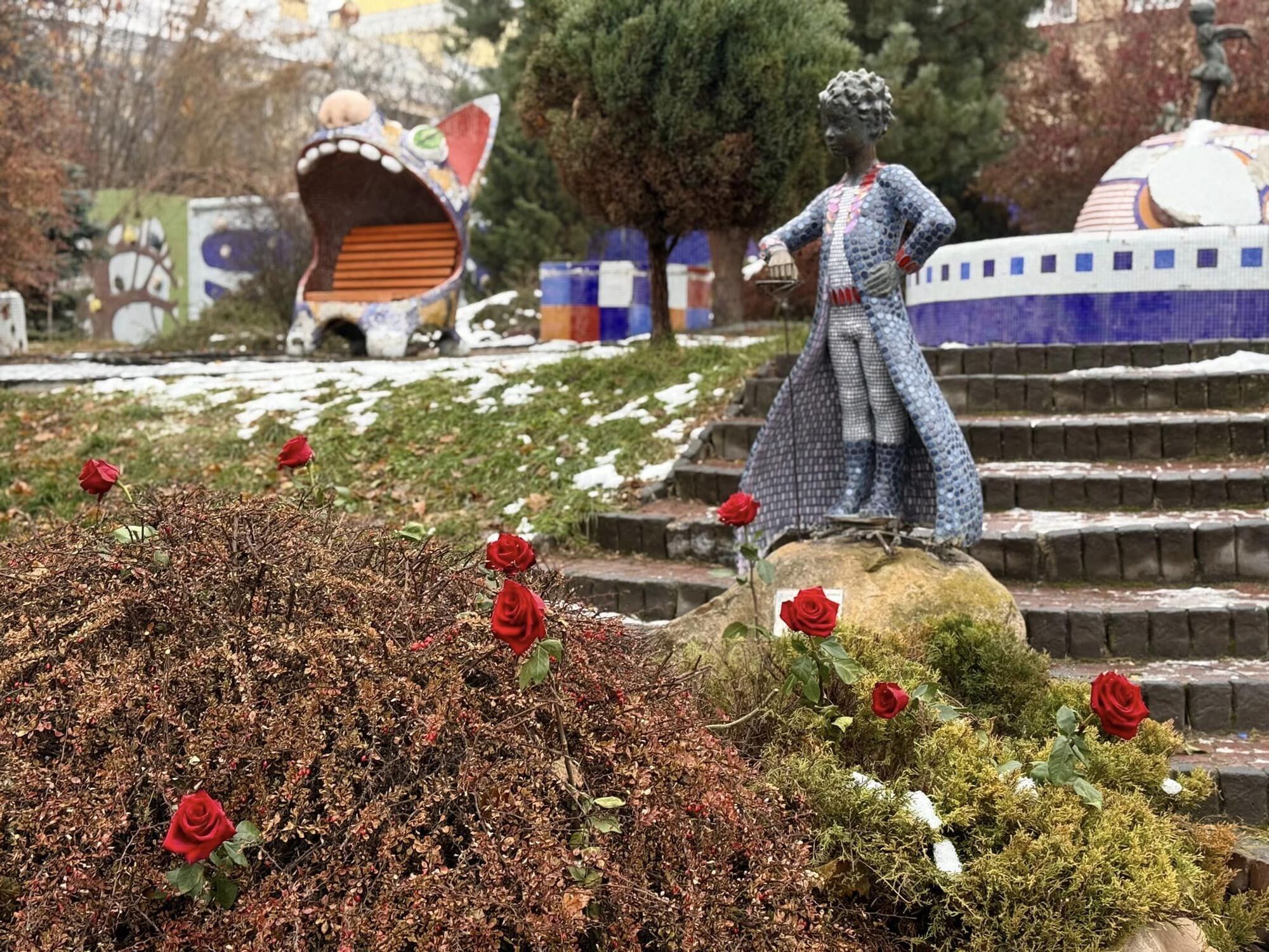 Замість відбитої руки – протез: у Києві повернули на місце скульптуру Маленького Принца. Фото зворушили українців