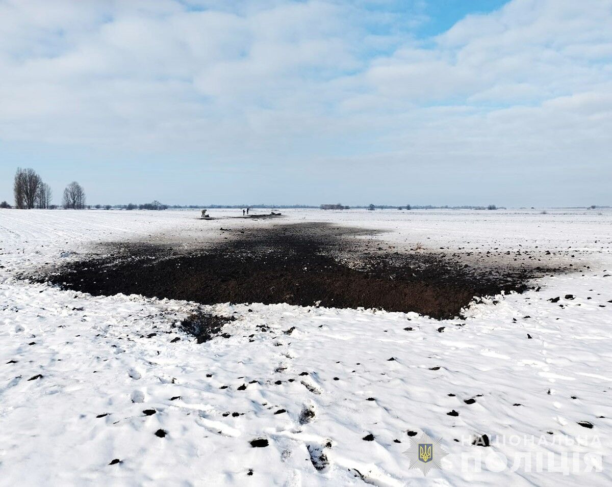 Впала в полі: на Житомирщині вибухотехніки знешкодили бойову частину російської ракети. Фото