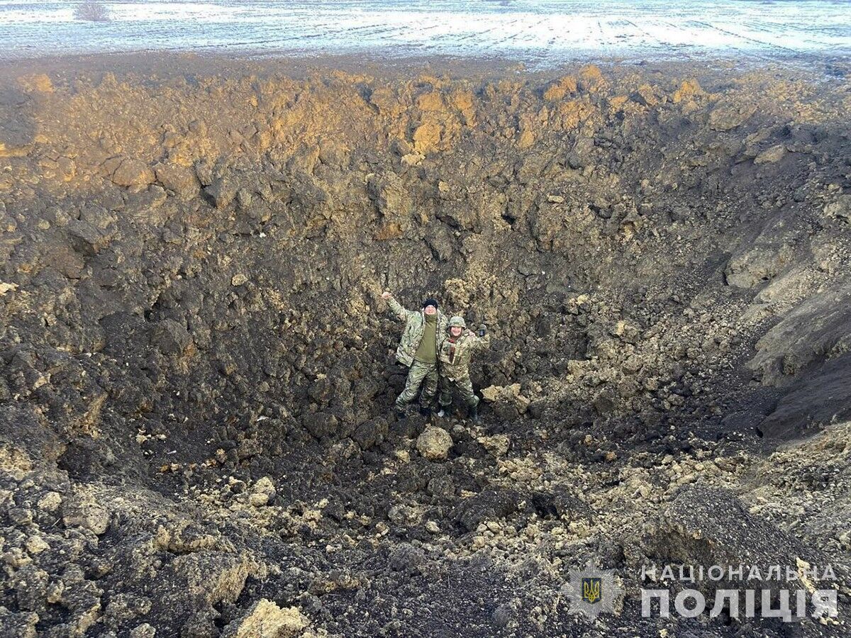 Впала в полі: на Житомирщині вибухотехніки знешкодили бойову частину російської ракети. Фото