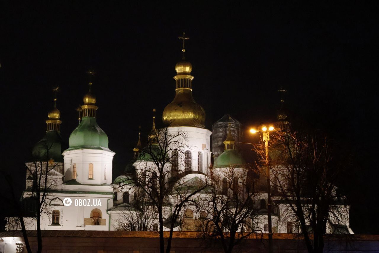 В Киеве на Софийской площади торжественно зажгли главную новогоднюю елку Украины. Фото и видео