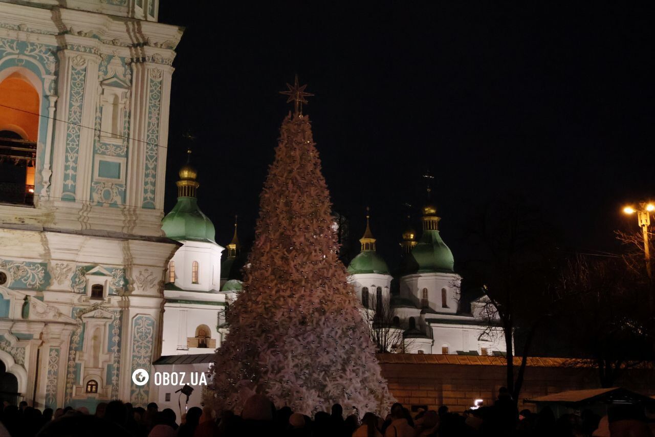 В Киеве на Софийской площади торжественно зажгли главную новогоднюю елку Украины. Фото и видео