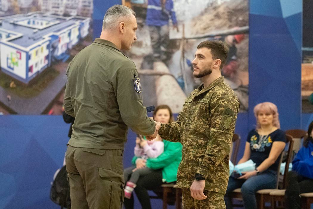 Виталий Кличко в День ВСУ поздравил и наградил военнослужащих медалями от Киева. Фото